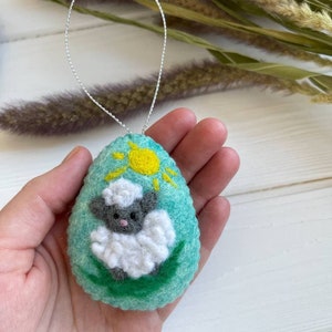 Felt eggs with flowers