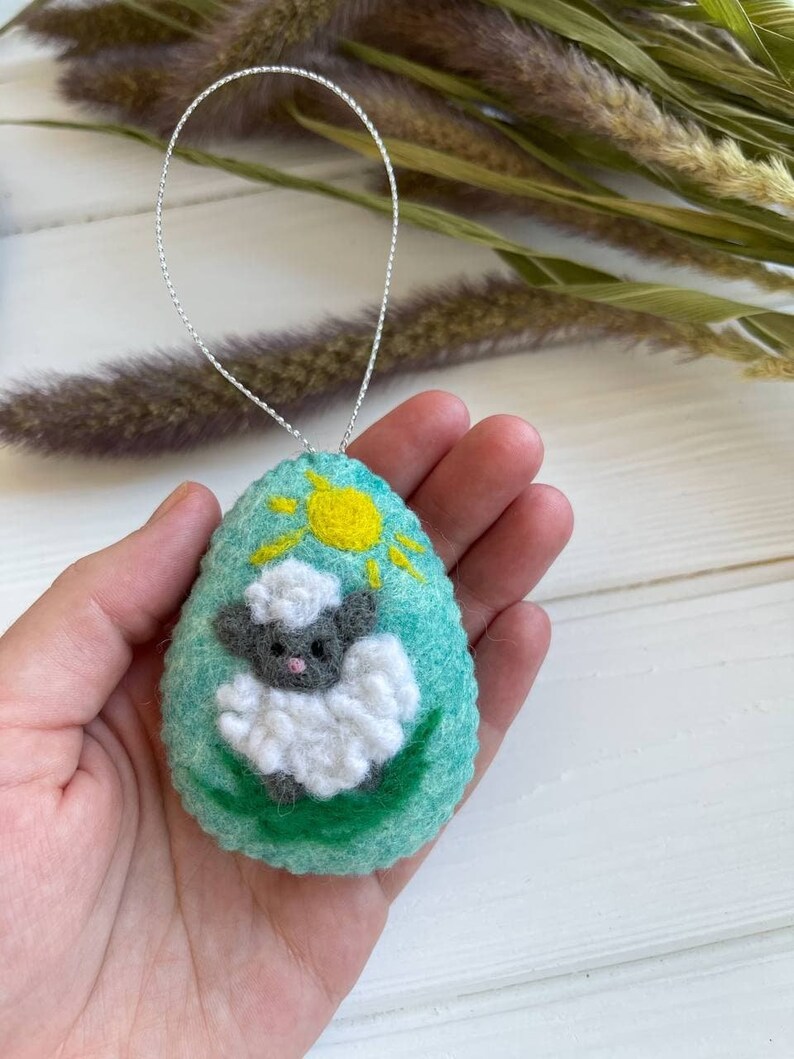 Felt eggs with flowers