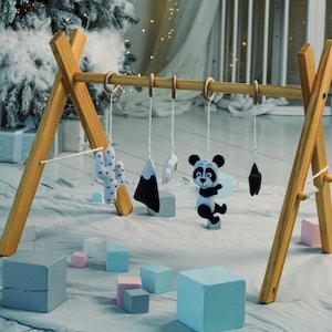 Ginásio monocromático para bebês, brinquedo de atividades Montessori, brinquedo pendurado em contraste preto e branco, berçário monocromático, brinquedos de ginástica para bebês, centro de atividades para bebês