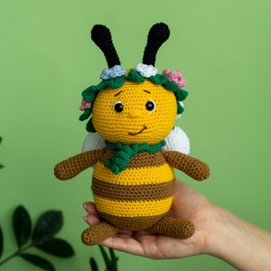 Knitted amigurumi toy Bee, Crochet bee, amigurumi bee, amigurumi toys image 1