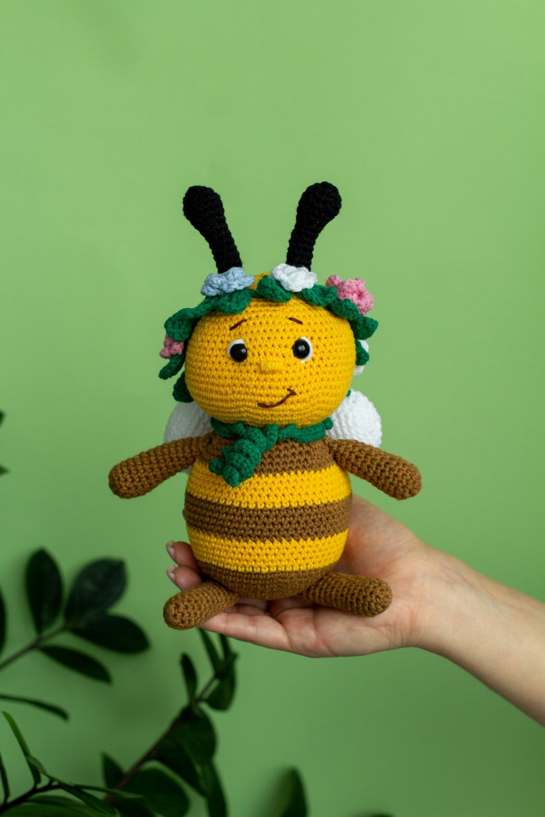 Knitted amigurumi toy Bee, Crochet bee, amigurumi bee, amigurumi toys image 1