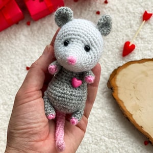 Amigurumi de gambá de crochê: acessório de carro para o Dia dos Namorados