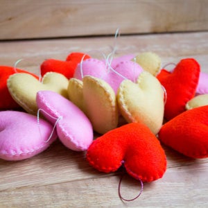Valentine&#39;s Day gift, Felted heart ornaments, set of 5 hearts, Home decor, felt red heart decor, Red felt heart Valentine&#39;s day Wedding