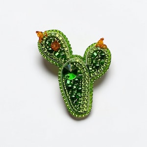 ビーズのサボテンブローチ：手刺繍のグリーンのアクセントピン