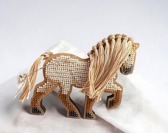 クリスマスツリー用の手作り刺繍馬のオーナメント - 2026年のシンボル