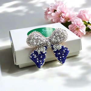 Broche bleue et blanche avec petit noeud - Décoration de sac à dos brodée à la main