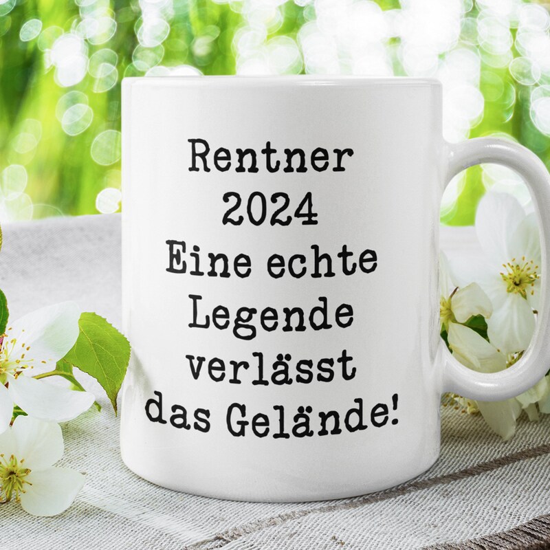 LED Glaskuppel Mit Spruch „Rentnerin 2025 – Eine Echte Legende Verlässt Das Gelände“, Mit Holzfuß, Geschenk Zur Rente