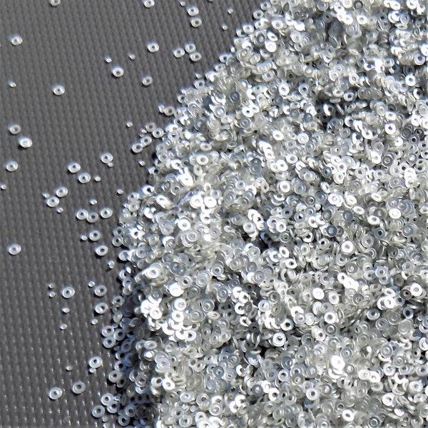 Petites paillettes argentées satinées 2 mm x 5 g. Des milliers de paillettes effet argent mat de 2 mm. Petites paillettes, broderie, embellissement, maison de poupée