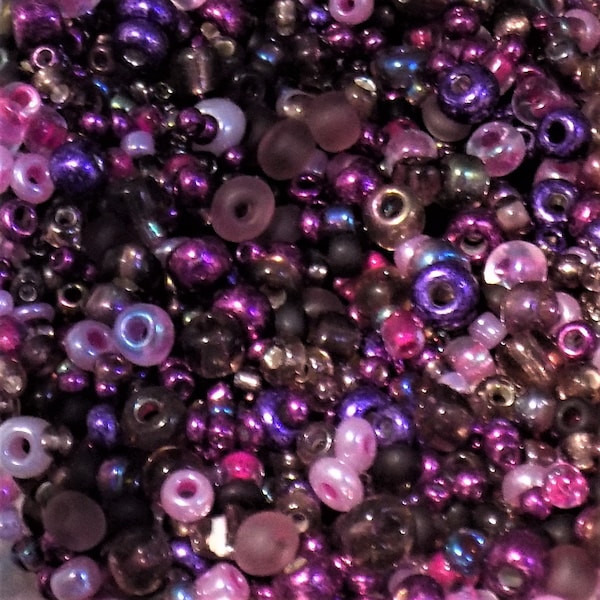 Sachet de 25 g de perles de rocaille en verre mélangées de couleur violette. Perles de tailles variées. Couture, broderie, embellissements. Artisanat. Artisanat créatif. Perle mauve