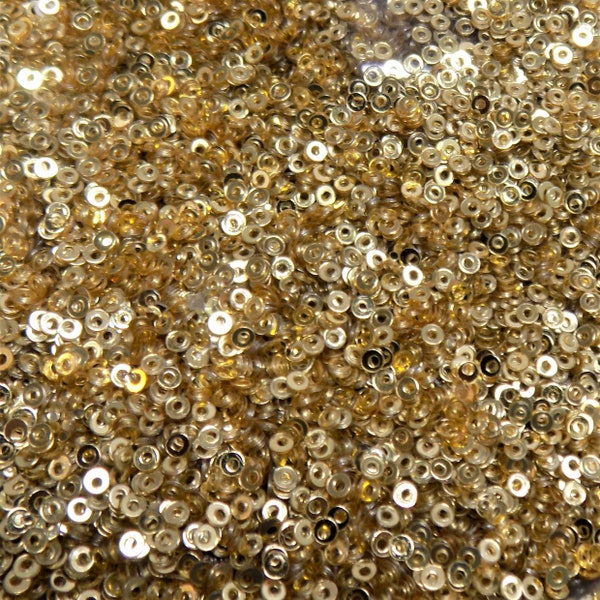 Grand paquet de petites paillettes dorées métalliques de 2 mm x 20 g. Des milliers de paillettes effet doré métallisé de 2 mm. Broderie, embellissement, maison de poupée.