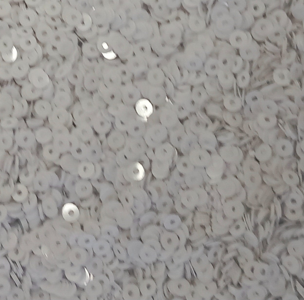 ANGEBOT Winzige 3 mm Glänzende Weiße Pailletten. Glänzende weiße Flache Pailletten x 5g. 100er Pailletten. Glänzende Opak weiße Stickerei. Kaufen Sie 1 und erhalten Sie eins GRATIS