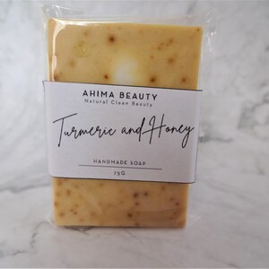 Puede incluir: Jab&oacute;n hecho a mano de c&uacute;rcuma y miel Ahimsa Beauty, belleza natural y limpia, 75 g
