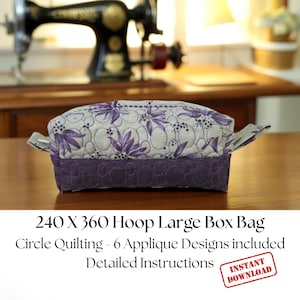Puede incluir: Una bolsa rectangular con un estampado floral en morado y blanco. La bolsa tiene una base morada lisa y un diseño acolchado. El texto "240 X 360 Hoop Large Box Bag" es visible. La bolsa tiene asas a cada lado.