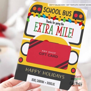 Pu&ograve; includere: Un autobus scolastico giallo con luci rosse e verdi, una carta regalo e il testo "Thanks for going the EXTRA MILE!" e "HAPPY HOLIDAYS XOXO, SABRINA + DOUGLAS".