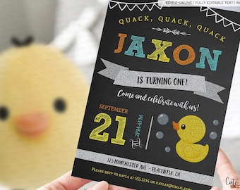 Può includere: Un invito di compleanno in stile lavagna con un'anatra di gomma gialla e il testo "Quack, Quack, Quack Jaxon compie un anno! Vieni a festeggiare con noi! Settembre 21 14:00-16:00 123 Manchester Ave - Placentia, CA Per favore, rispondi a Kayla al 555.1234 o kaylas@gmail.com"