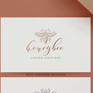 Pu&ograve; includere: Due versioni di un design di logo per un'azienda chiamata "honeybee custom creations". Il logo presenta un'illustrazione stilizzata di un'ape e il nome dell'azienda in un font scritto a mano. Il logo superiore &egrave; in oro rosa e il logo inferiore &egrave; in nero.
