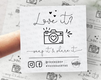 Puede incluir: Un conjunto de 10 pegatinas cuadradas blancas imprimibles con un icono de cámara negro y el texto "Love it? Snap it & share it" con iconos de redes sociales y hashtags. Las pegatinas son perfectas para agregar un toque personal a tus fotos.