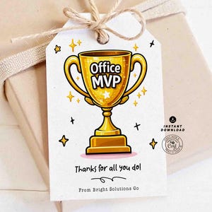 Puede incluir: Una etiqueta de regalo con una ilustración de trofeo dorado que dice "Office MVP". La etiqueta está atada a un regalo envuelto con hilo. La etiqueta también incluye el texto "¡Gracias por todo lo que haces!" y "From Bright Solutions Co."