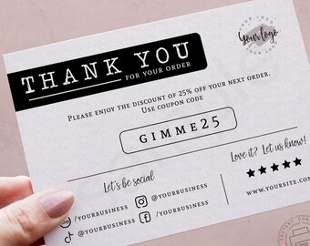 Puede incluir: Una tarjeta de agradecimiento blanca con texto negro. La tarjeta dice "Gracias por su pedido." y "Disfrute del descuento del 25% en su próximo pedido. Use el código de cupón GIMME25". La tarjeta también incluye iconos de redes sociales y una dirección de sitio web.
