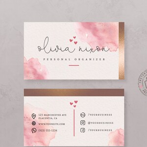 Pu&ograve; includere: Biglietto da visita rosa acquerellato con dettagli dorati. Il biglietto presenta il nome "olivia nixon" e il titolo "PERSONAL ORGANIZER". Il retro del biglietto include informazioni di contatto, tra cui un indirizzo, un sito web, un numero di telefono e gli handle dei social media.