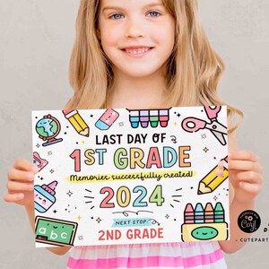 Op de afbeelding: Een wit printbaar bord met kleurrijke illustraties van schoolbenodigdheden, waaronder een potlood, een schaar, kleurpotloden en een aardbol. Het bord staat "Laatste dag van de 1e klas" met het jaar "2024" en "Volgende stop 2e klas".
