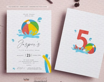 Może przedstawiać: Drukowane zaproszenie na 5. urodziny z motywem plaży. Zaproszenie zawiera kolorową piłkę plażową z rozbryzgami wody i tekst "Jasper's Fifth Birthday Bash" z datą i godziną imprezy. Zaproszenie zawiera również oddzielną kartkę z liczbą 5 i piłką plażową.