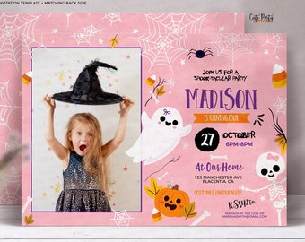 Peut inclure: Invitation de fête d'Halloween rose avec une photo d'une fille portant un chapeau de sorcière. L'invitation indique "Rejoignez-nous pour une fête Spook-tacular Madison a quatre ans 27 octobre 18h-20h À notre domicile 123 Manchester Ave Placentia CA Costumes encouragés RSVP".