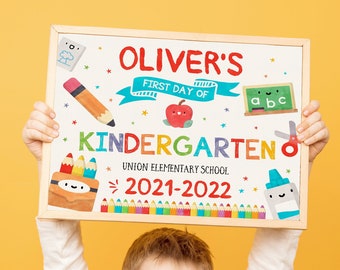 Puede incluir: Un cartel imprimible colorido para el primer día de jardín de infantes de un niño. El cartel presenta un fondo de pizarra con un marco blanco, lápices de colores, una manzana roja y el texto "Oliver's First Day of Kindergarten Union Elementary School 2021-2022".