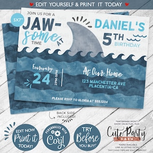 Peut inclure: Une invitation éditable de 12,7 x 17,8 cm pour une fête d'anniversaire sur le thème du requin. L'invitation présente un fond aquarelle bleu et blanc avec une nageoire de requin et des vagues. Le texte sur l'invitation se lit comme suit : "Rejoignez-nous pour un moment inoubliable à l'occasion du 5e anniversaire de Daniel". L'invitation comprend également la date, l'heure et le lieu de la fête.