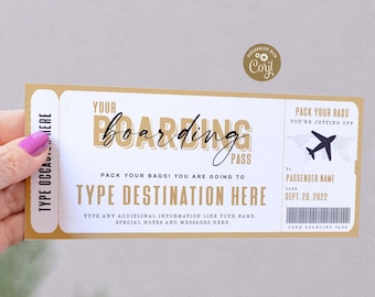 Op de afbeelding: Een afdrukbare instapkaart sjabloon met een goud en wit ontwerp. De tekst luidt "Your Boarding Pass" en "Pack your bags! You are going to TYPE DESTINATION HERE".
