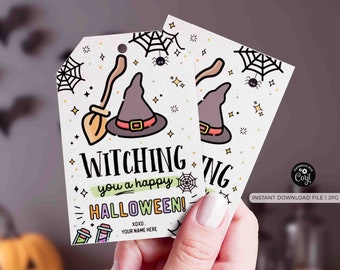 Op de afbeelding: Twee Halloween-cadeaulabels met een illustratie van een heksenhoed en bezem. De labels luiden "Witching you a happy Halloween!" met ruimte voor een naam. Het ontwerp bevat spinnenwebben, sterren en drankflessen.