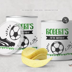 Może przedstawiać: Biało-zielony pojemnik na upominki z motywem piłki nożnej z czarno-białym nadrukiem piłki nożnej i tekstem "Robert's Fifth Birthday".