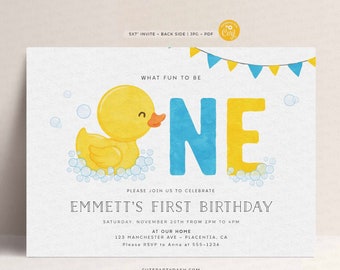 Könnte beinhalten: Eine Geburtstagseinladung mit einer gelben Quietscheente in einem Schaumbad, dem Wort "ONE" in Blau und Gelb und dem Text "Emmett's First Birthday". Die Einladung hat ein Banner mit blauen und gelben Flaggen.