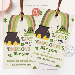 Może przedstawiać: Drukowana etykieta na prezent na Dzień Świętego Patryka z tęczą, garnkiem złota i koniczyną. Tekst brzmi: "Jesteśmy tak szczęśliwi, że mamy takich pracowników jak ty! Dziękujemy za wszystko, co robisz! Twoja firma tutaj."