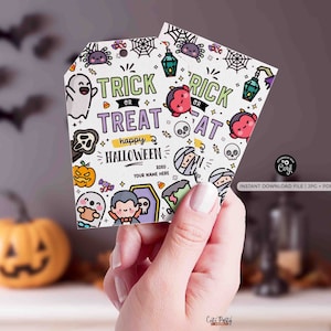 以下が含まれることがあります： かわいい漫画のデザインの印刷可能なハロウィンのトリックオアトリートタグ。タグは、幽霊、カボチャ、コウモリ、コーン菓子など、カラフルな漫画のキャラクターが描かれた白い背景を特徴としています。「トリックオアトリート」と「ハッピーハロウィーン」のテキストは、遊び心のあるフォントで書かれています。