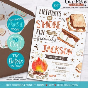 Könnte beinhalten: Eine druckbare Einladung im Format 12,7 x 17,8 cm für eine Geburtstagsparty mit Lagerfeuer- und Marshmallow-Thema. Die Einladung zeigt eine Aquarell-Illustration eines Lagerfeuers, Marshmallows und den Text "Geburtstage sind noch mehr Spaß mit Freunden". Die Einladung ist personalisiert mit dem Namen "Jackson" und dem Alter "7".