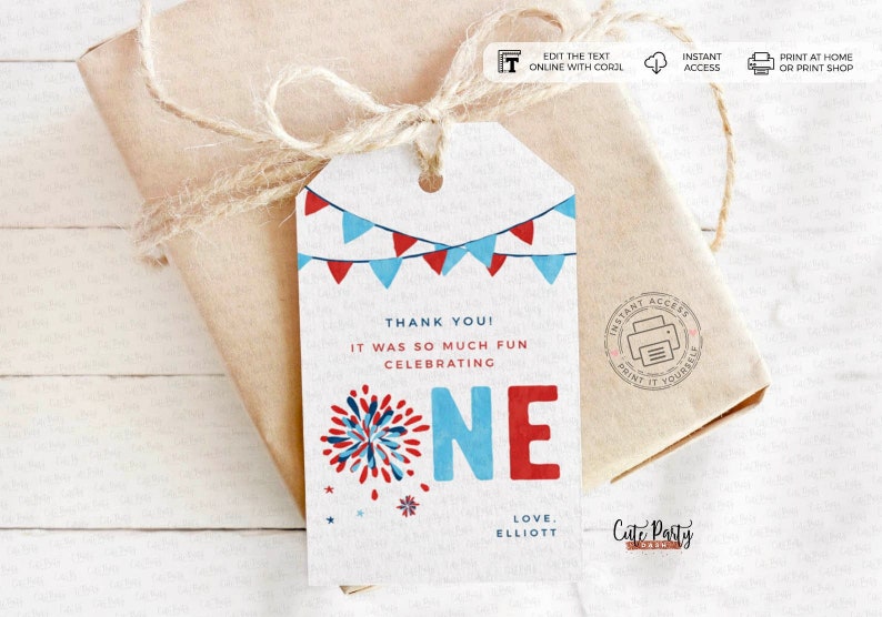 Puede incluir: Una etiqueta de agradecimiento imprimible con un esquema de color rojo, blanco y azul. La etiqueta presenta una ilustraci&oacute;n de fuegos artificiales, la palabra "ONE" en letras azules y rojas, y el texto "&iexcl;Gracias! Fue muy divertido celebrar." La etiqueta tambi&eacute;n incluye el texto "Love, Elliott" y un peque&ntilde;o logotipo que dice "Cute Party Designs".