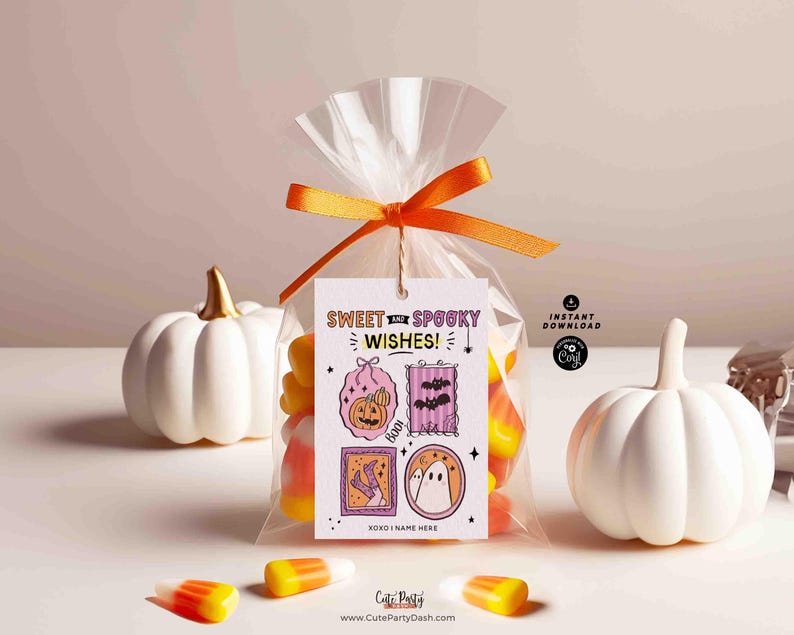 Pu&ograve; includere: Un sacchetto trasparente di cellophane legato con un nastro arancione, pieno di caramelle a forma di mais e un'etichetta con la scritta "Sweet Spooky Wishes!" con illustrazioni di Halloween. Sono visibili anche due zucche bianche con steli dorati e caramelle.