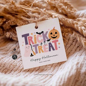 Peut inclure: Une &eacute;tiquette cadeau carr&eacute;e pour Halloween avec les mots "Trick or Treat" en lettres color&eacute;es, une citrouille souriante, un fant&ocirc;me et un balai de sorci&egrave;re. L'&eacute;tiquette dit aussi "Happy Halloween" et a une ficelle.