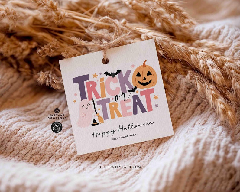 Peut inclure: Une &eacute;tiquette cadeau carr&eacute;e pour Halloween avec les mots "Trick or Treat" en lettres color&eacute;es, une citrouille souriante, un fant&ocirc;me et un balai de sorci&egrave;re. L'&eacute;tiquette dit aussi "Happy Halloween" et a une ficelle.