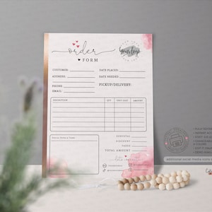 Pu&ograve; includere: Modello di modulo d'ordine stampabile con sfondo acquerello rosa e cuori. Il modulo include campi per le informazioni del cliente, la data dell'ordine, la data necessaria, il ritiro/la consegna, la descrizione, la quantit&agrave;, il costo unitario, l'importo, il totale parziale, lo sconto, le tasse e l'importo totale. Il modulo include anche una sezione per note e condizioni speciali. Il testo "modulo d'ordine" &egrave; scritto in corsivo con un simbolo di cuore. Il testo "il tuo logo" &egrave; scritto in un cerchio con un simbolo di cuore. Il modulo &egrave; completamente modificabile e include accesso immediato, dimensione del carattere regolabile, stili di carattere e colori modificabili, modifica online ora e demo disponibile. Sono incluse icone aggiuntive dei social media.