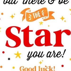 Może przedstawiać: Białe tło z czerwoną i czarną grafiką tekstową, kt&oacute;ra m&oacute;wi "You are the star you are!" z ż&oacute;łtą wstążką, na kt&oacute;rej napisano "The" oraz rozproszeniem ż&oacute;łtych gwiazd i czerwonych i czarnych kropek.