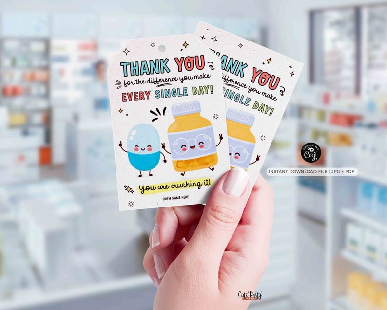 Puede incluir: Tarjeta de agradecimiento con un dise&ntilde;o de p&iacute;ldora y botella de dibujos animados. La tarjeta dice "&iexcl;Gracias por la diferencia que haces cada d&iacute;a! &iexcl;Lo est&aacute;s aplastando!"