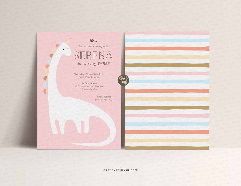 K&ouml;nnte beinhalten: Rosafarbene Dinosaurier-Geburtstagseinladung mit einer wei&szlig;en Dinosaurier-Illustration und dem Text "Join us for a dino party Serena is turning THREE" sowie den Partydetails.