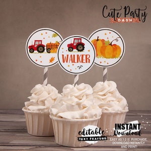 K&ouml;nnte beinhalten: Drei bedruckbare Cupcake-Topper mit einem roten Traktor, einem K&uuml;rbis und dem Namen "WALKER". Die Topper sind auf grau-wei&szlig;en gestreiften Stielen und werden auf Cupcakes mit wei&szlig;em Frosting platziert.