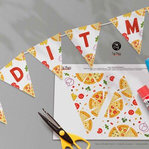 Op de afbeelding: Een printbare pizza-partybanner met de woorden "Pizza Time" in rode letters op witte driehoekige vlaggen. De vlaggen zijn versierd met pizzapunten en andere toppings. De banner is perfect voor een pizza-themafeest.