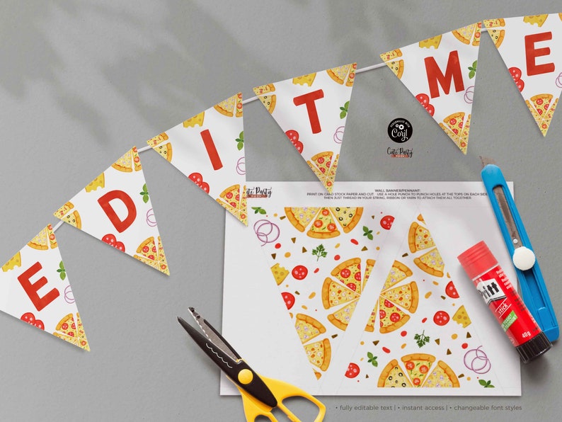 Op de afbeelding: Een printbare pizza-partybanner met de woorden "Pizza Time" in rode letters op witte driehoekige vlaggen. De vlaggen zijn versierd met pizzapunten en andere toppings. De banner is perfect voor een pizza-themafeest.