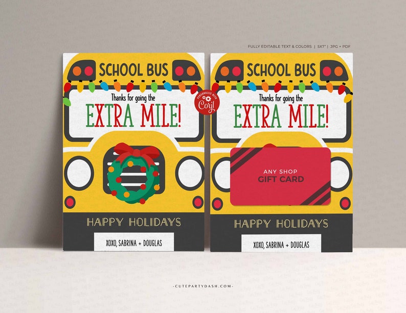 Pu&ograve; includere: Un modello di biglietto regalo stampabile con un autobus scolastico giallo con una ghirlanda di Natale e il testo "School Bus Thanks for going the Extra Mile! Happy Holidays XOXO, Sabrina + Douglas"