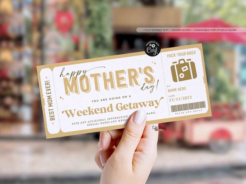 K&ouml;nnte beinhalten: Ein druckbares Muttertagsgeschenk in Form eines alten Flugtickets. Das Ticket lautet "Happy Mother's Day! You are going on a Weekend Getaway." Das Ticket ist gold und wei&szlig; mit braunem Hintergrund.