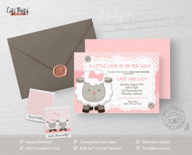 K&ouml;nnte beinhalten: Rosa-wei&szlig;e Babyparty-Einladung mit einer niedlichen Cartoon-Lamm-Illustration. Die Einladung lautet "A Little Lamb is on Her Way!" und enth&auml;lt Details zur Party, einschlie&szlig;lich Datum, Uhrzeit, Ort und RSVP-Informationen.